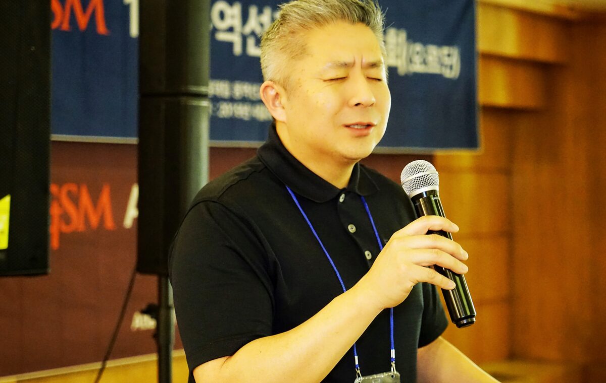 Participants praying at the 2019 Middle East Mission Conference